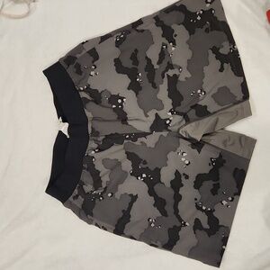 Men's Fabletics Grey cameo Franchised lines shorts, 7 inch Medium